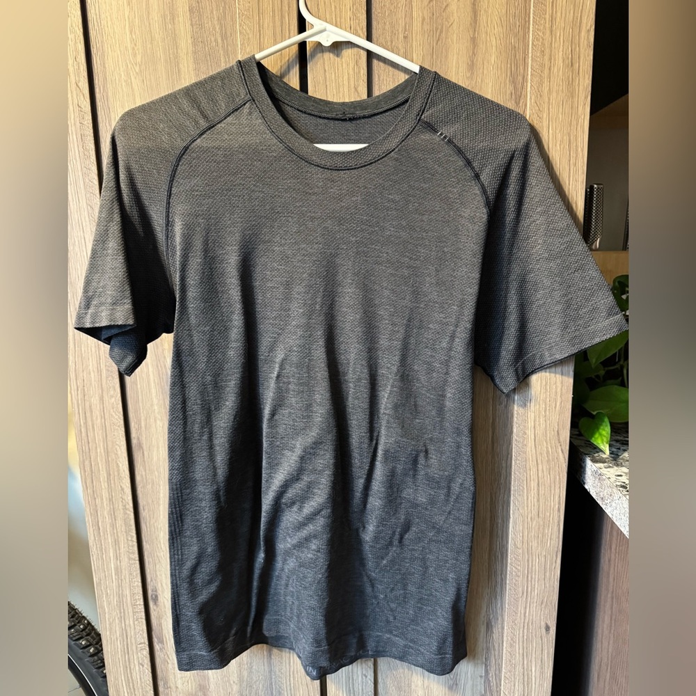Lululemon Men’s Metal Vent Tech 1.0 in gray/black, size small, great condition